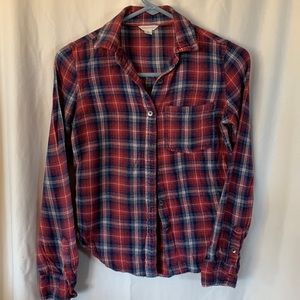 Aeropostale XS Juniors button up top. Very flow-y and soft. Has extra buttons.